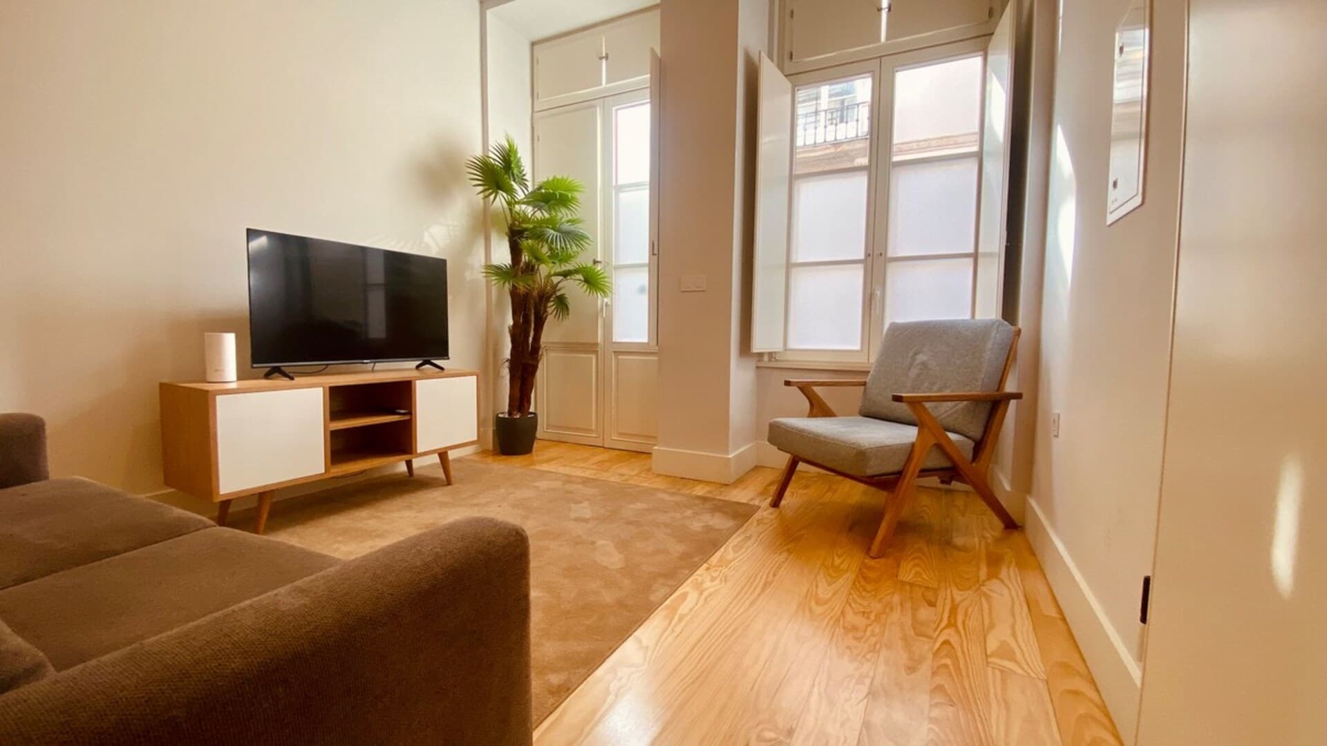 A bright, thoughtfully furnished Alojamento Ideal living room